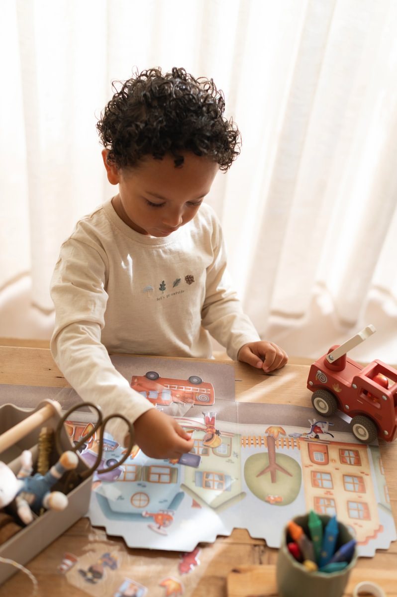 Little Dutch taaskasutatavate kleepsudega vihik "Jimi tuletõrjedepoo"