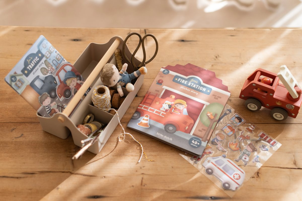 Little Dutch taaskasutatavate kleepsudega vihik "Jimi tuletõrjedepoo"