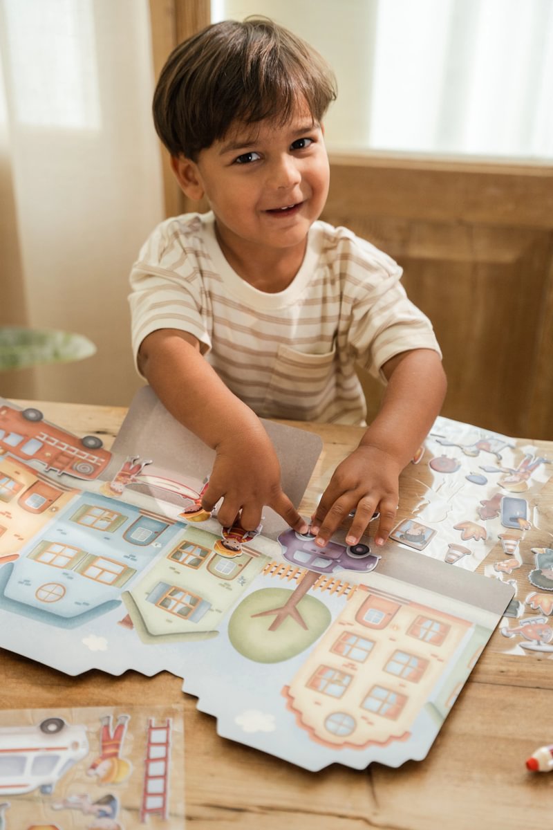 Little Dutch taaskasutatavate kleepsudega vihik "Jimi tuletõrjedepoo"