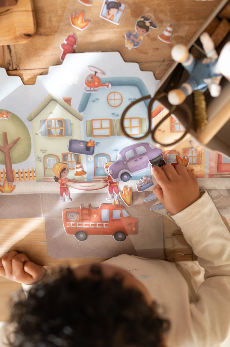 Little Dutch taaskasutatavate kleepsudega vihik "Jimi tuletõrjedepoo"