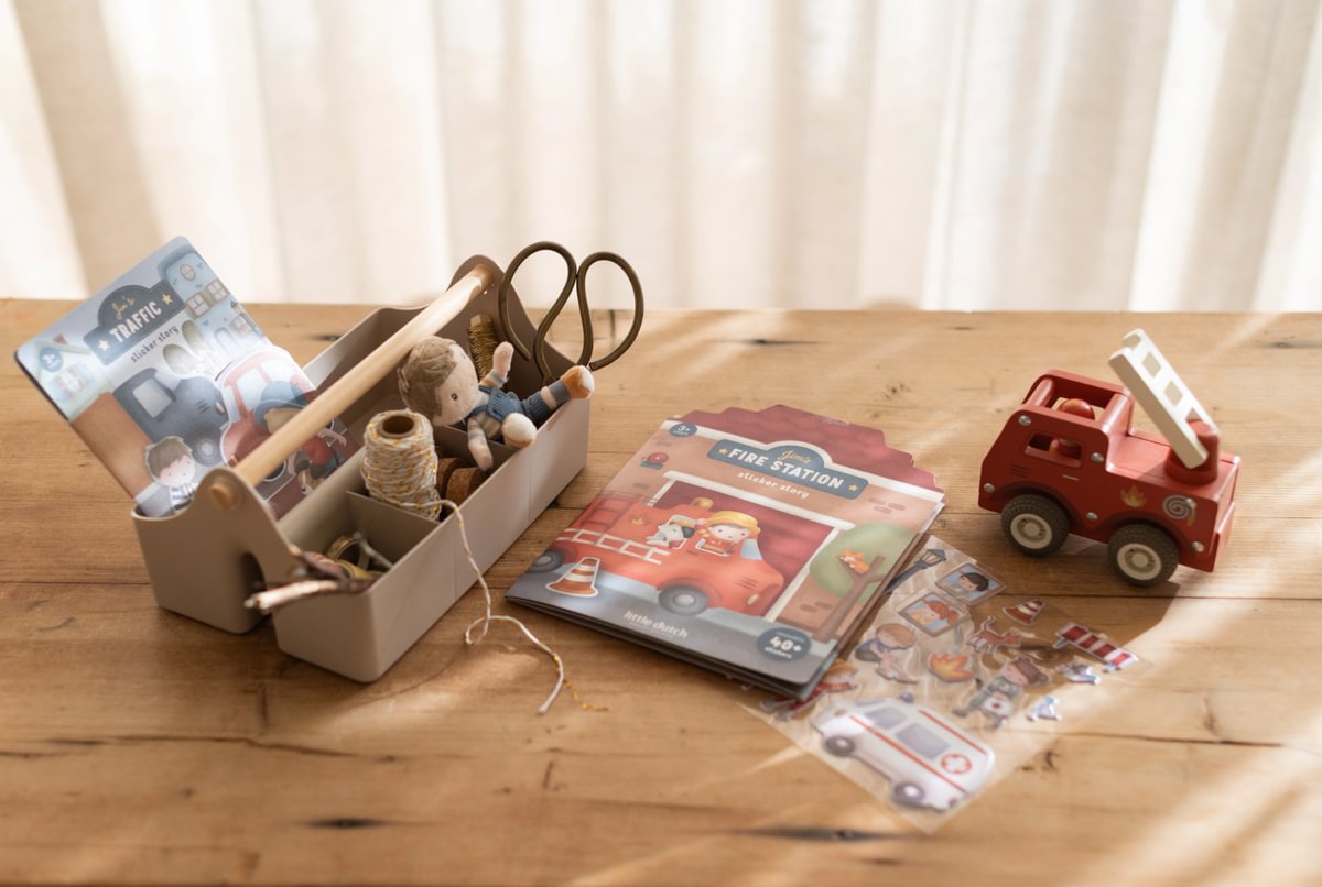 Little Dutch taaskasutatavate kleepsudega vihik "Jimi tuletõrjedepoo"