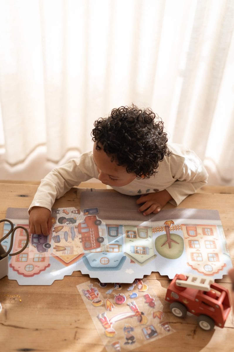 Little Dutch taaskasutatavate kleepsudega vihik "Jimi tuletõrjedepoo"