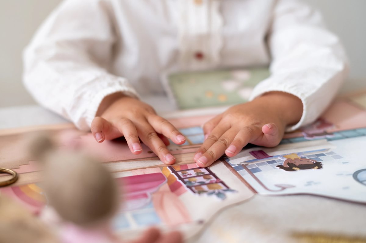 Little Dutch taaskasutatavate kleepsudega vihik "Rosa maja"