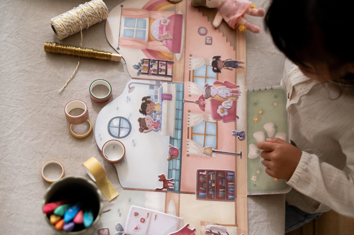 Little Dutch taaskasutatavate kleepsudega vihik "Rosa maja"