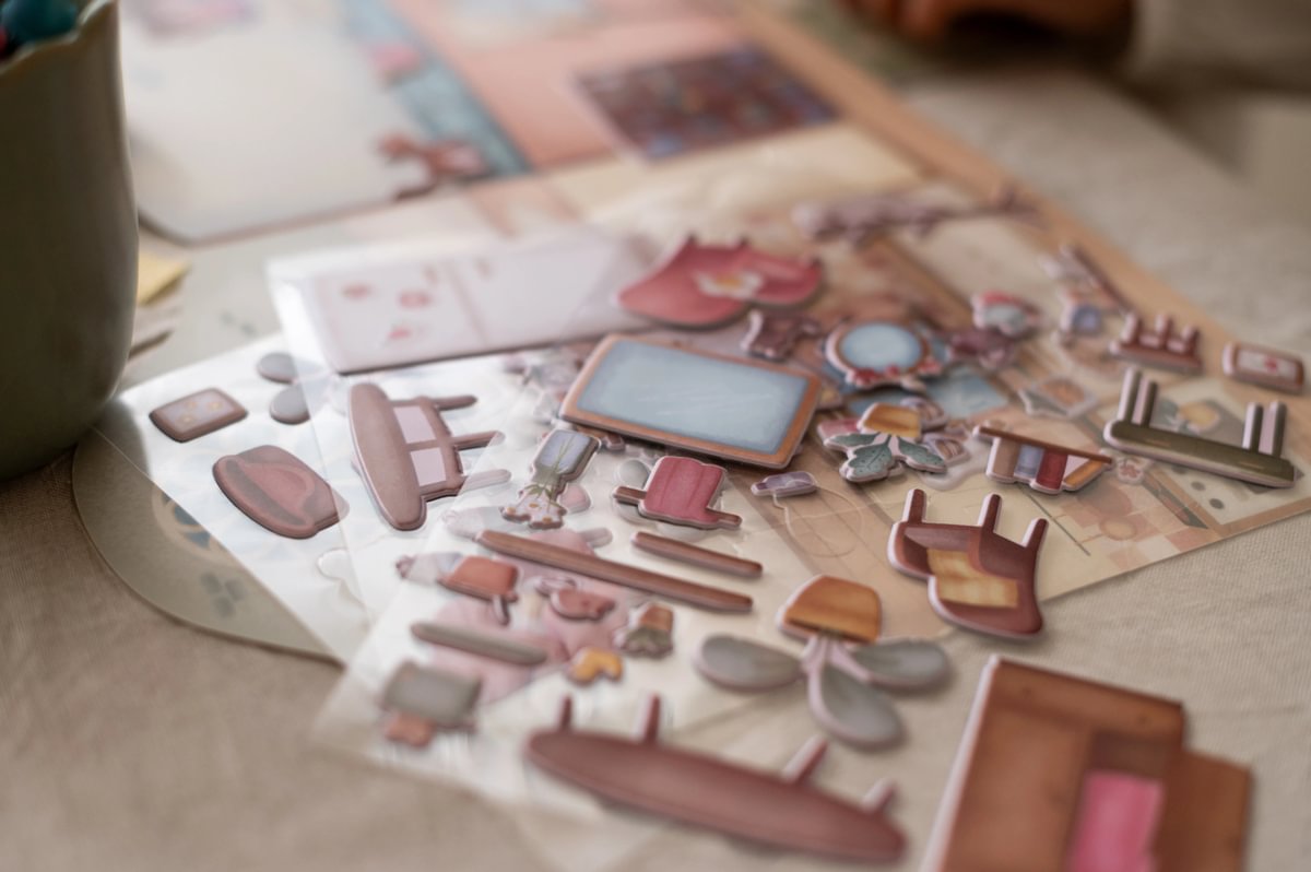 Little Dutch taaskasutatavate kleepsudega vihik "Rosa maja"