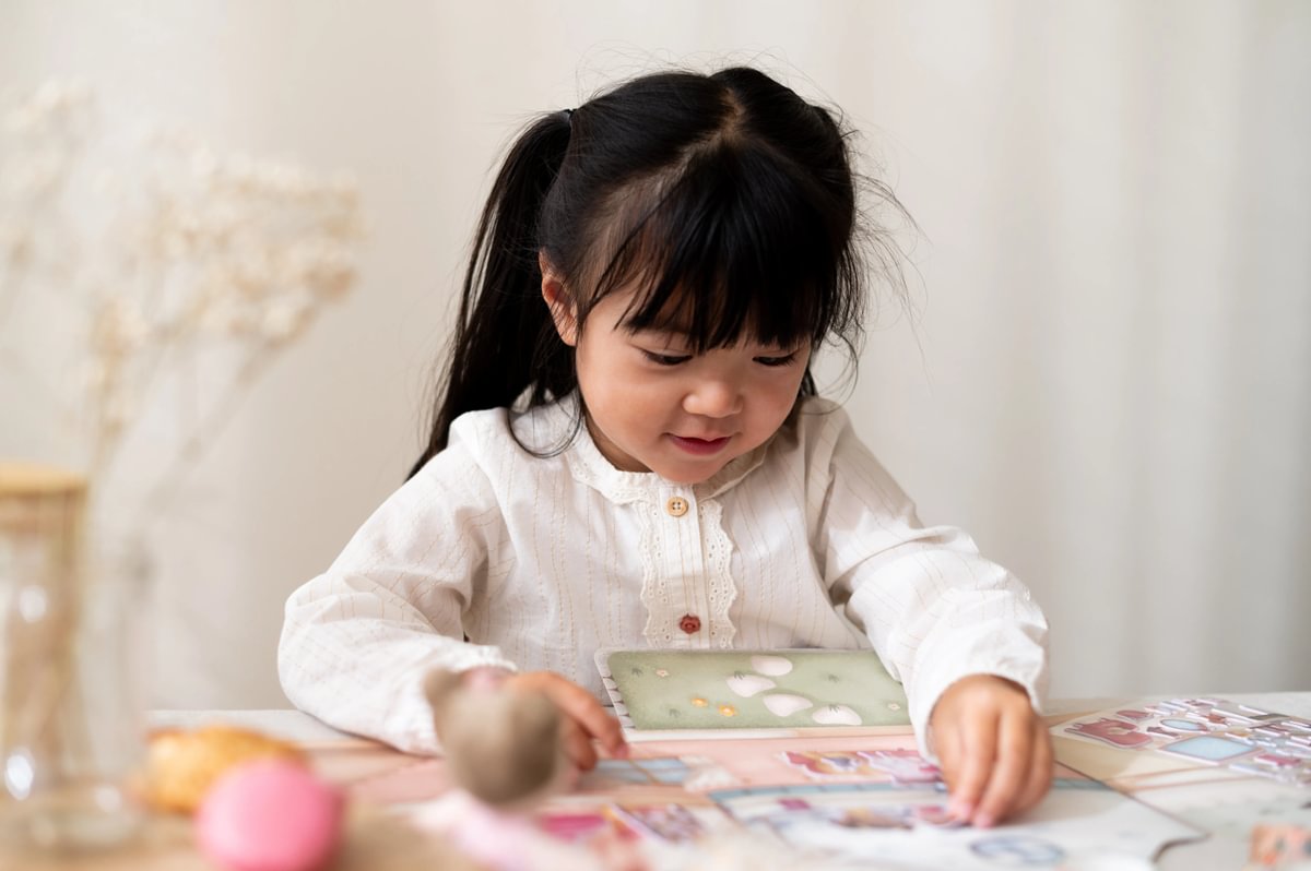 Little Dutch taaskasutatavate kleepsudega vihik "Rosa maja"