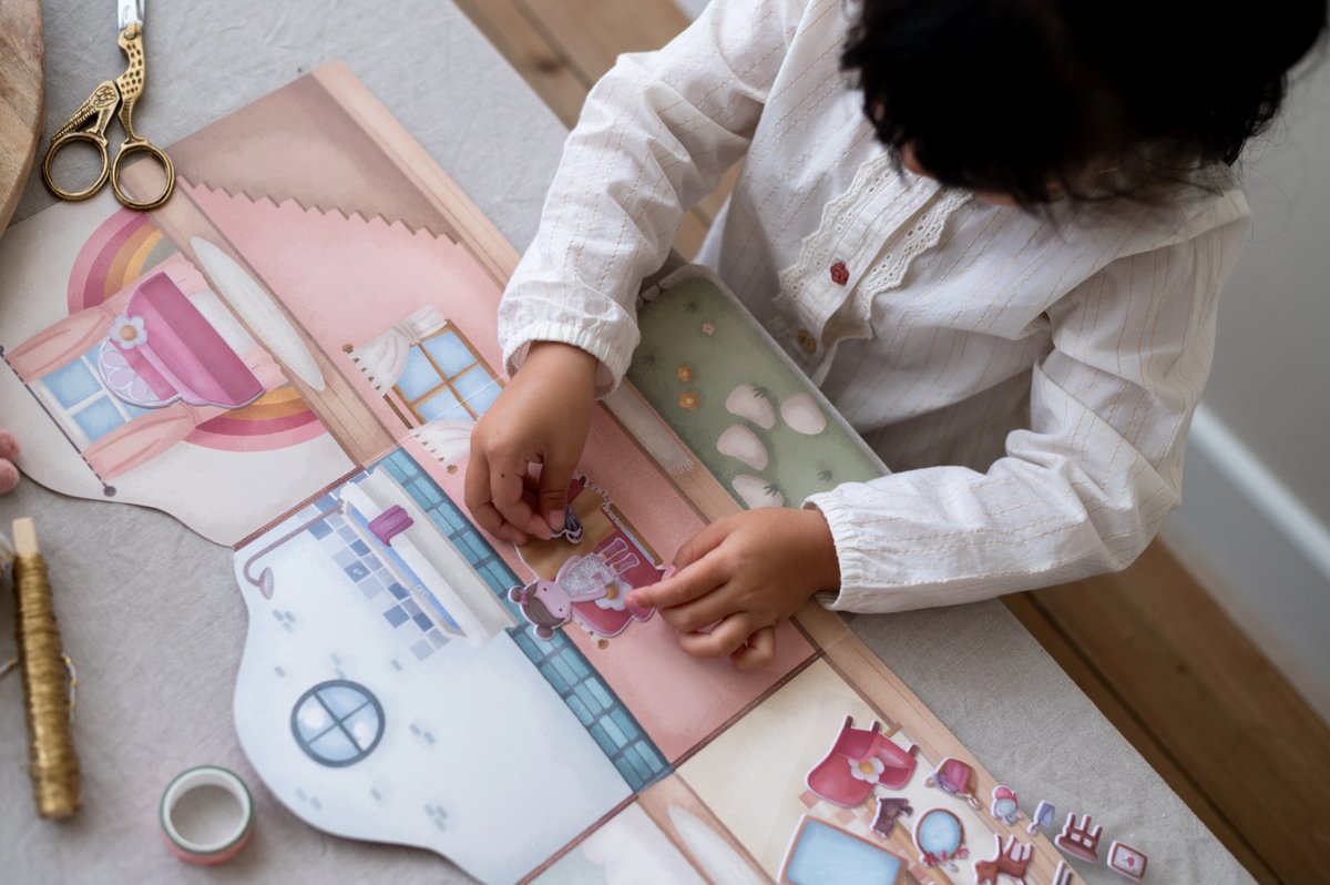 Little Dutch taaskasutatavate kleepsudega vihik "Rosa maja"