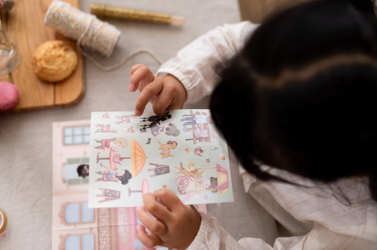 Little Dutch kleepsuvihik "Rosa ostleb"