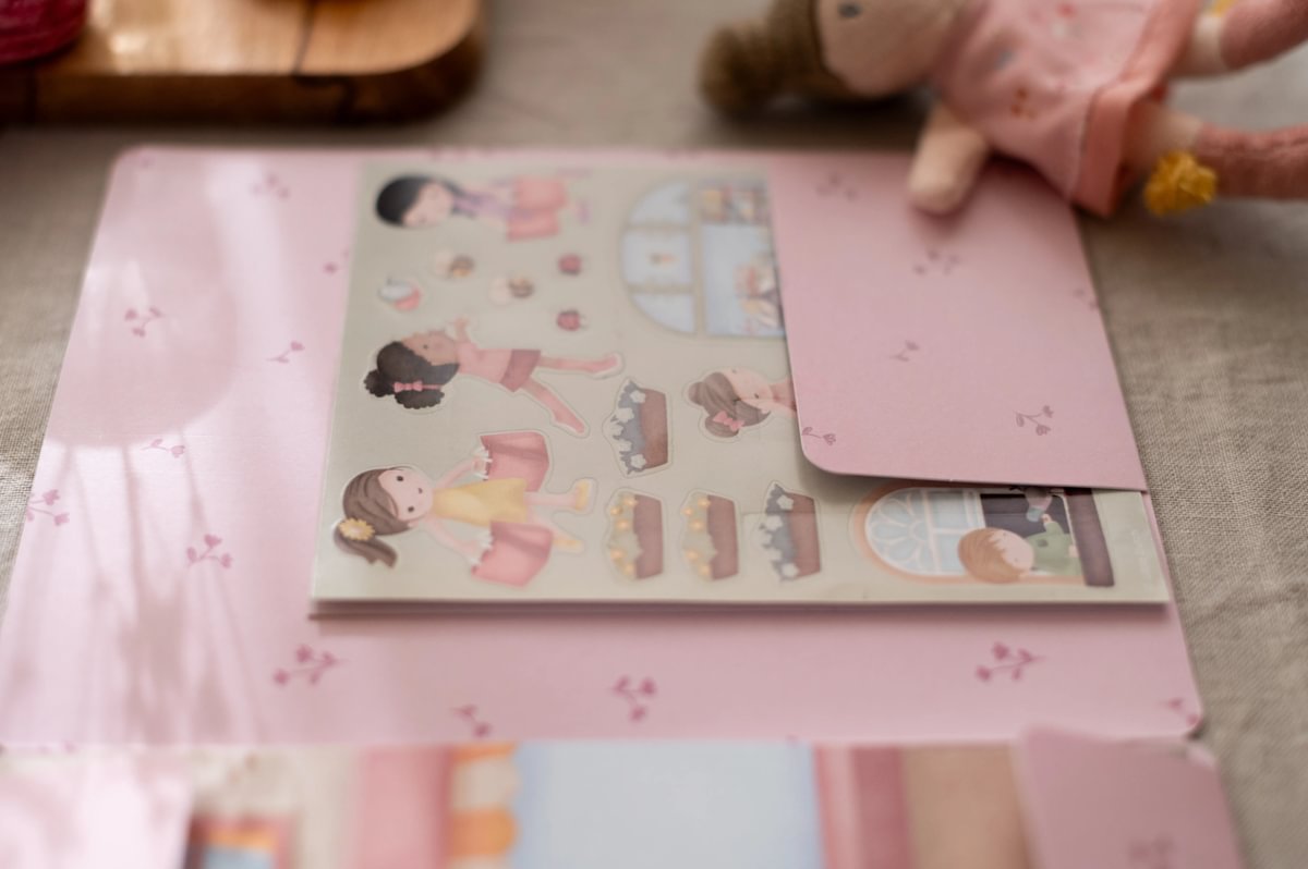 Little Dutch kleepsuvihik "Rosa ostleb"